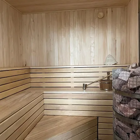 Avalon - на озері Szálloda Boriszlav